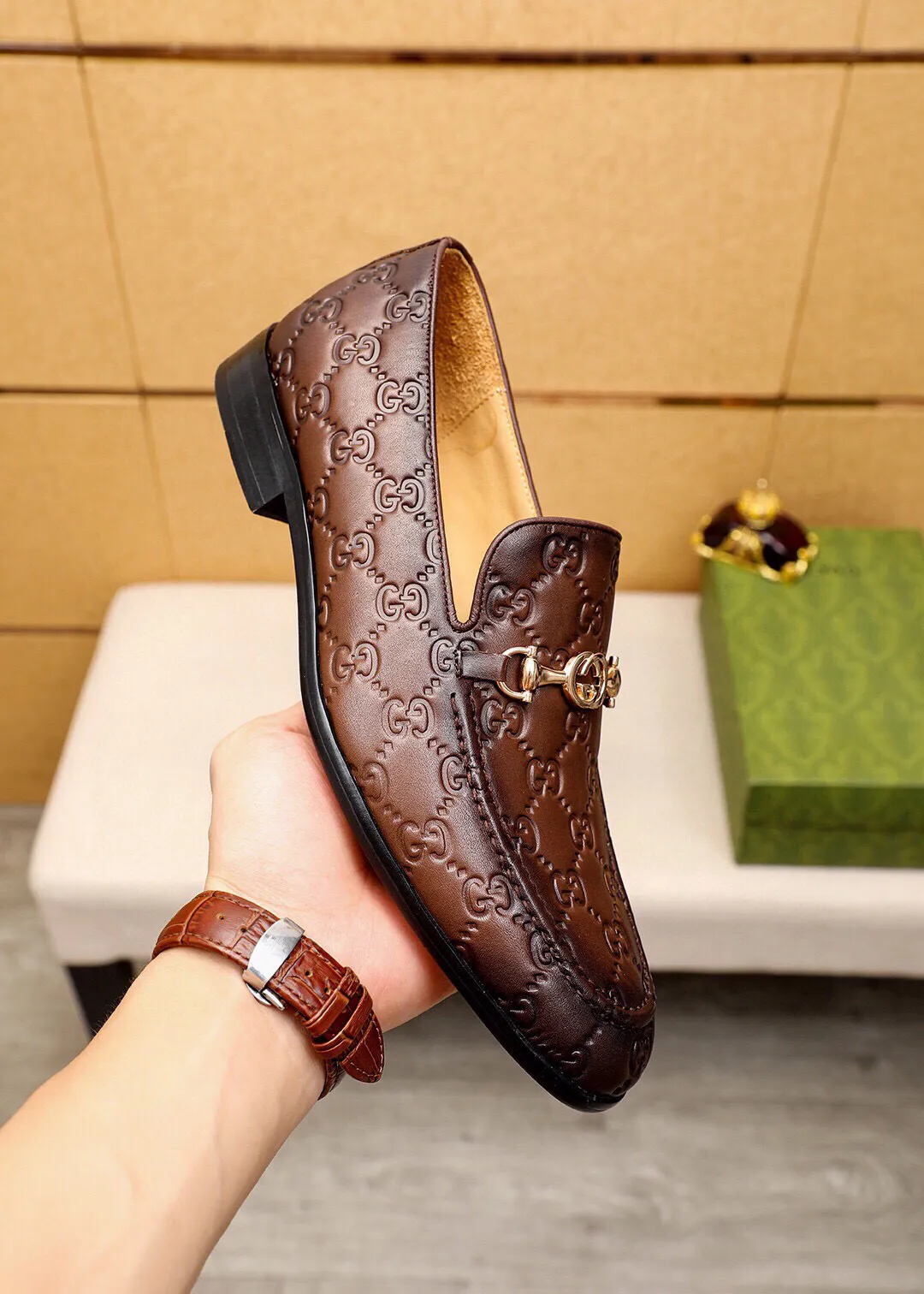 Men's shoes 💰520 💐 Product trademark: GUCCI "Gucci" casual leather shoes Regular size: 39-44 (38.45🉑️customized) Product materials: Selected imported first-layer calfskin embossed upper + luxury hardware buckle, imported water-dyed cow leather lining. Strong three-dimensional visual effect, original combination outsole Color: 3⃣️colors available